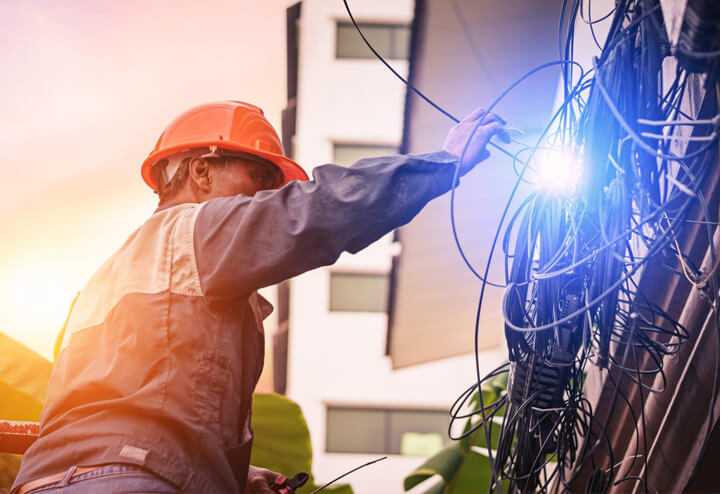 Electricistas arreglando cuadro de luz
