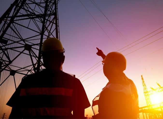 Dos electricistas viendo antena